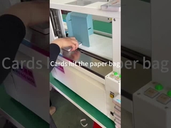 Las tarjetas golpearon una bolsa de papel.