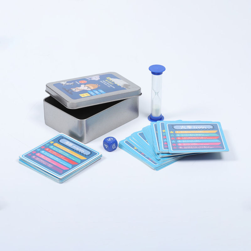 Modelo de rompecabezas de colores Jugar cartas con cartas de corte tradicionales