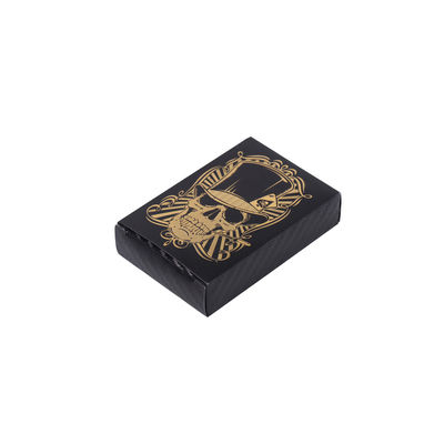Un buen precio. Tarjetas de póquer de plástico de PVC negro con estampillado de oro y plata. en línea