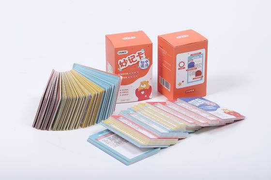 Un buen precio. Caras de juego de cartas con diseño colorido de patrón en la espalda en línea